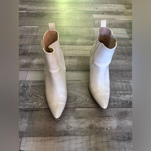 Women’s white croc print western booties size 8.5